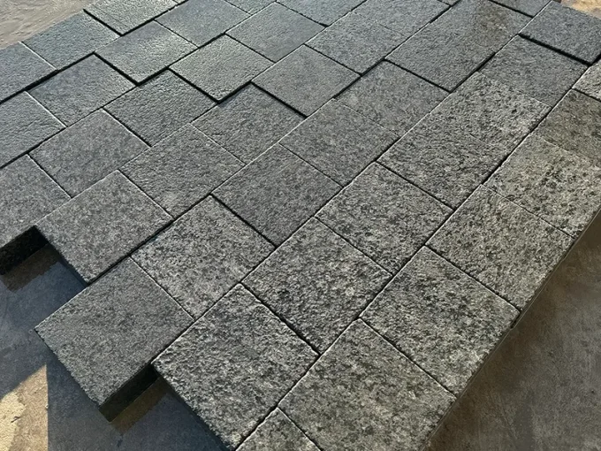Pavé granit gris royal 14/14 cm Ep. 5 cm - unité de vente : 1 m² pour 44 pavés