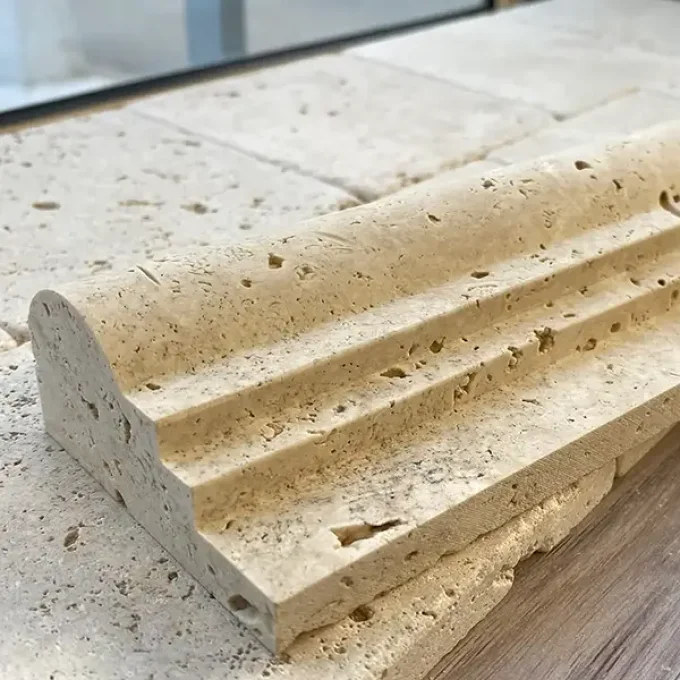 Corniche moulurée  travertin 1er choix mix beige 6.4/30.5 cm Ep. 1/3 cm - 0.305 ml par unité