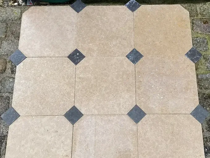 Dallage à cabochons d'abbaye sinaï pearl 45/45 cm Ep. 1.5 cm - Unité de vente 1.026 m² (5 dalles)