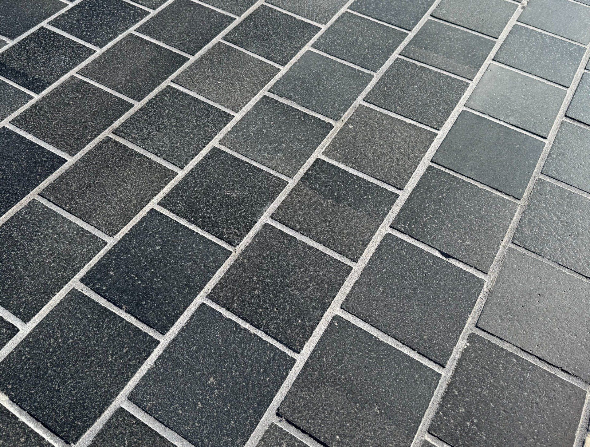 Pavé basalte noir intense 14/14 cm Ep. 2/3 cm - unité de vente : 1 m² pour 42 pavés