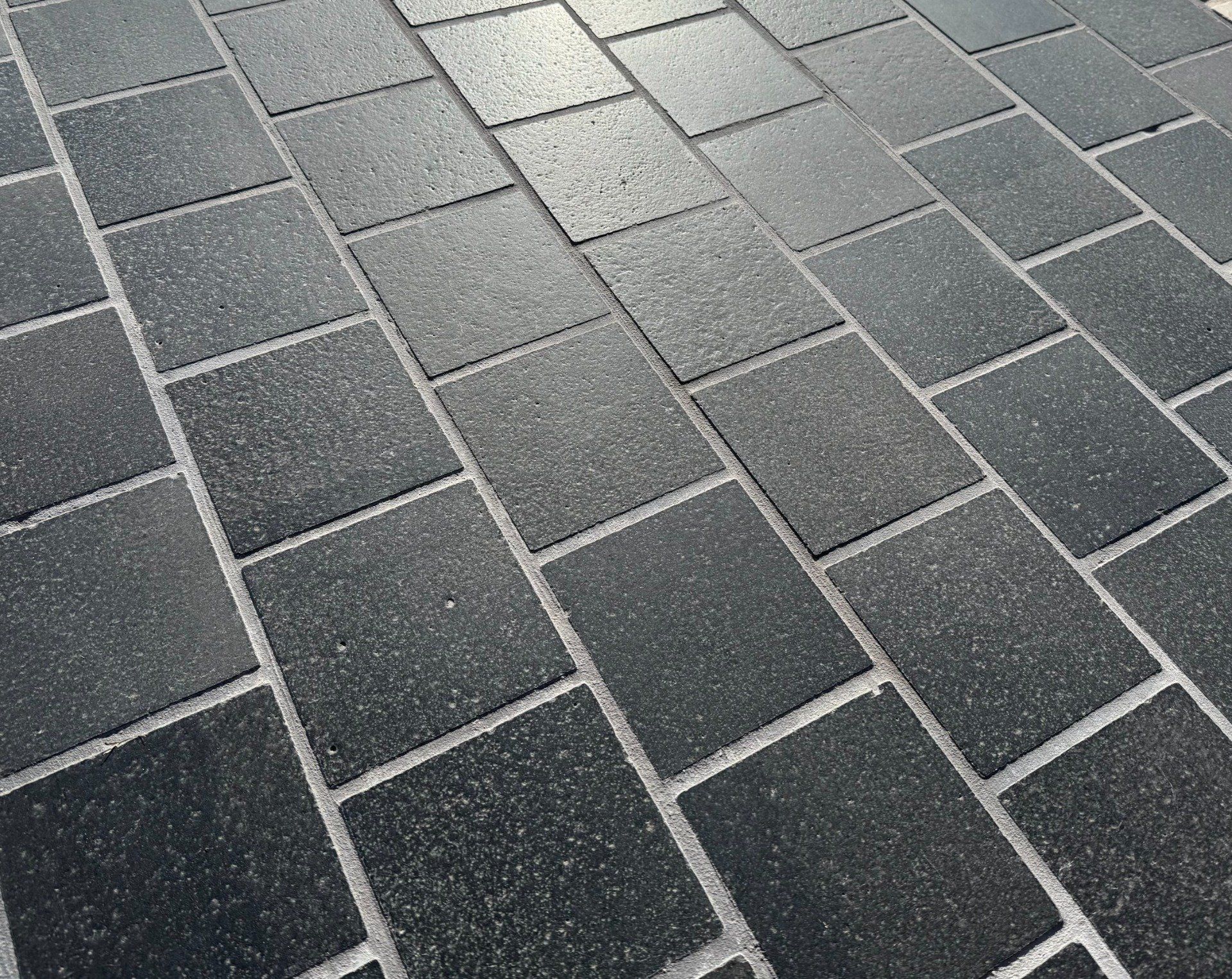 Pavé basalte noir intense 14/14 cm Ep. 2/3 cm - unité de vente : 1 m² pour 42 pavés