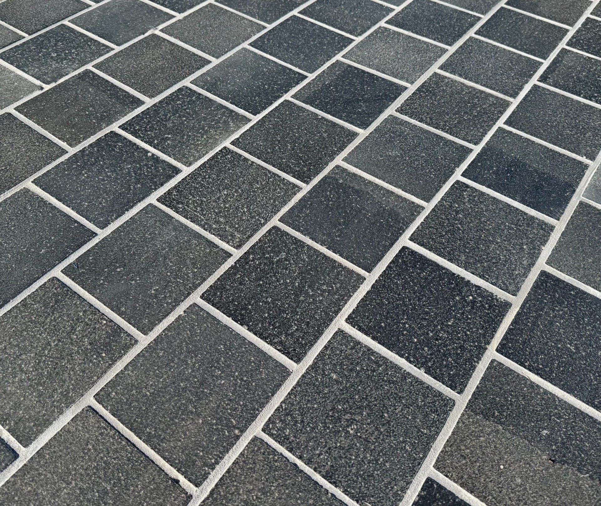 Pavé basalte noir intense 14/14 cm Ep. 2/3 cm - unité de vente : 1 m² pour 42 pavés