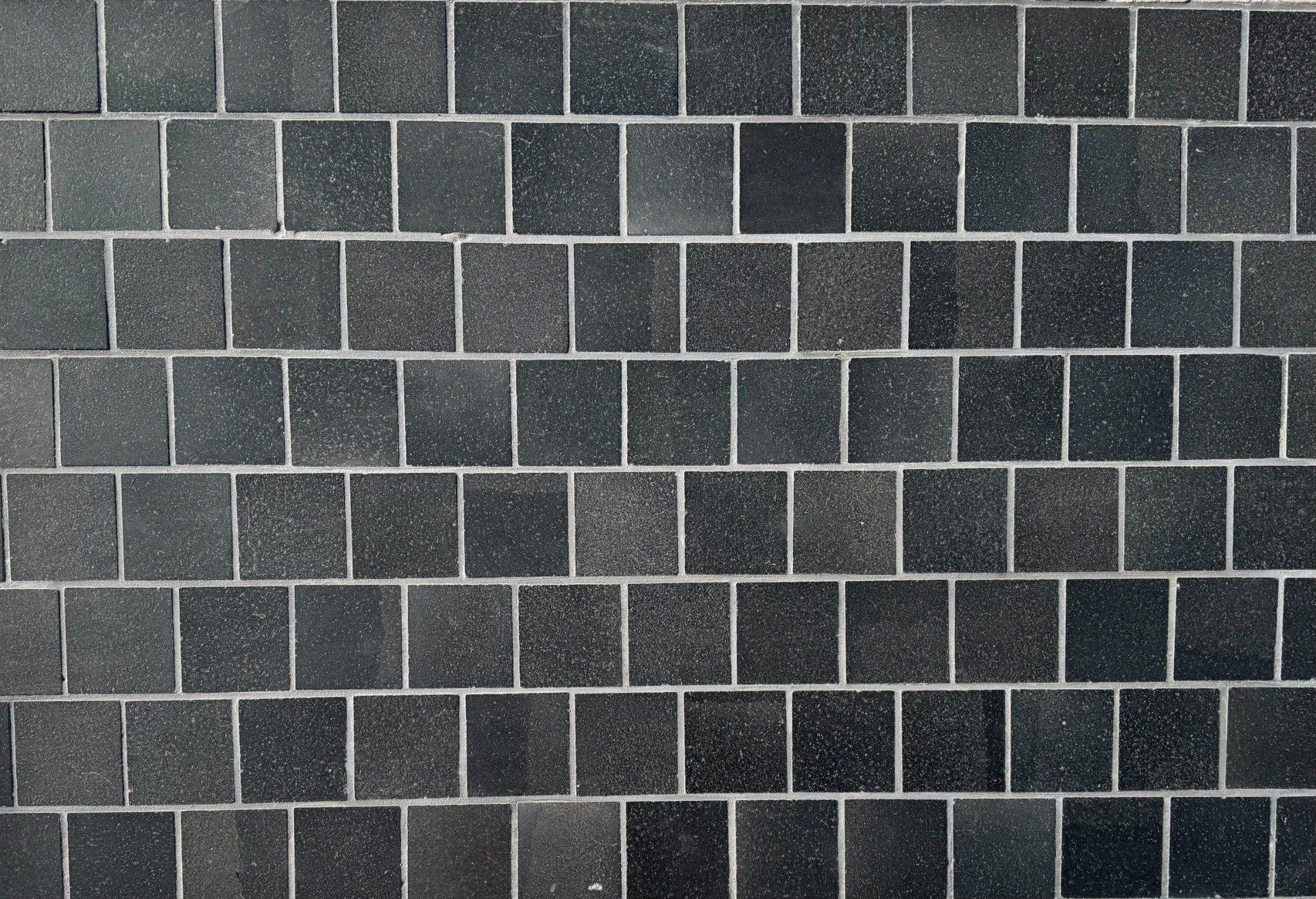 Pavé basalte noir intense 14/14 cm Ep. 2/3 cm - unité de vente : 1 m² pour 42 pavés