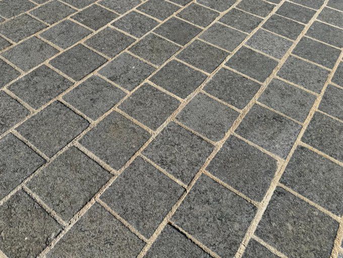 Pavé granit gris royal 14/14 cm Ep. 5 cm - unité de vente : 1 m² pour 44 pavés