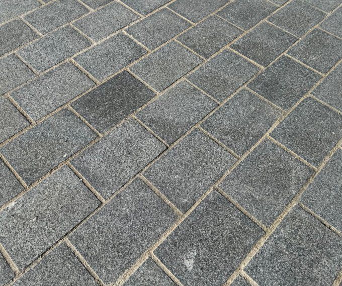 Pavés granit gris mystic - 14/20 cm Ep. 5 cm - unité de vente : 1.008 m² pour 32 pavés