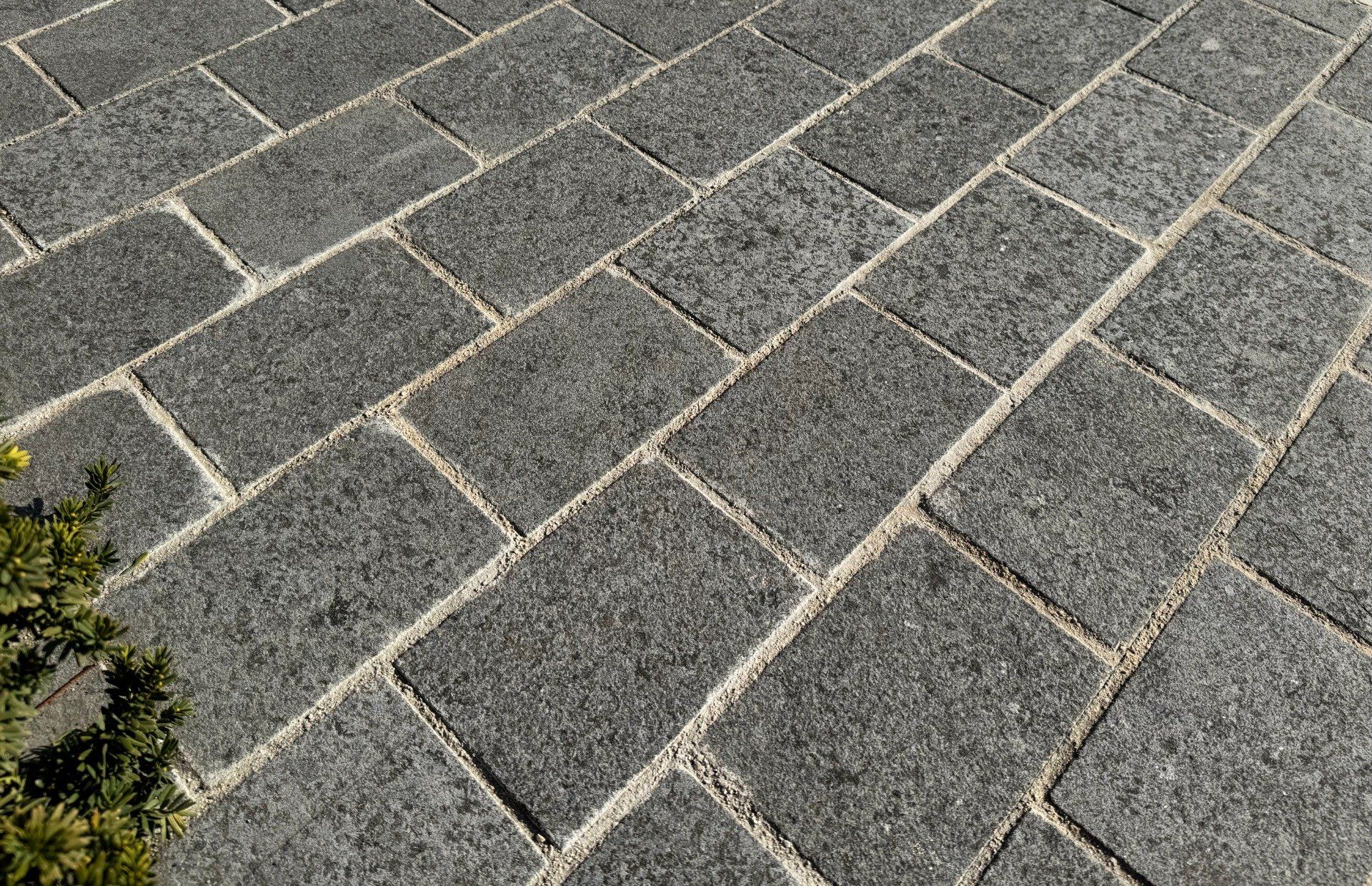 Pavé granit gris royal 14/20 cm Ep. 5 cm - unité de vente : 1.008 m² pour 32 pavés