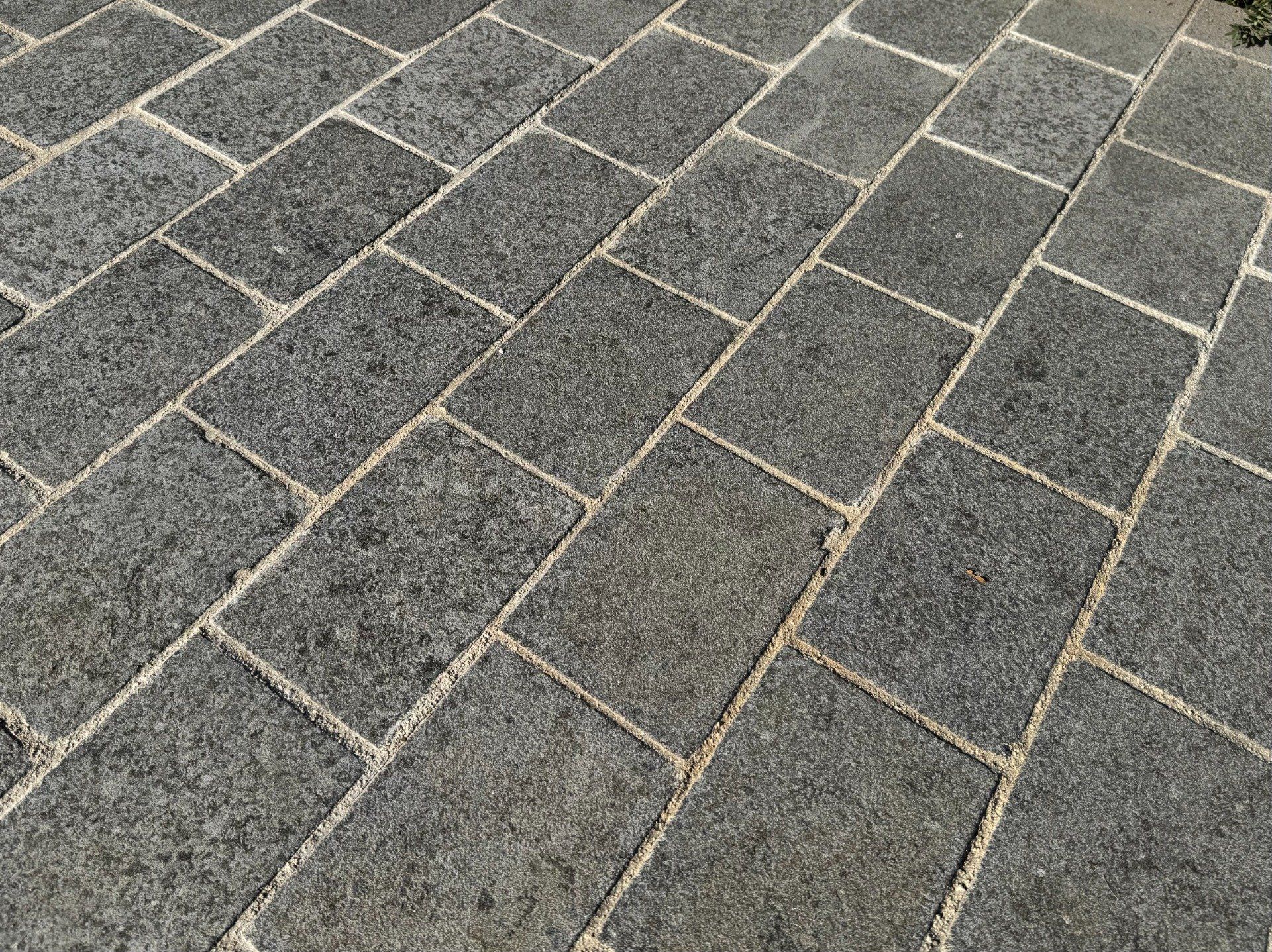 Pavé granit gris royal 14/20 cm Ep. 5 cm - unité de vente : 1.008 m² pour 32 pavés