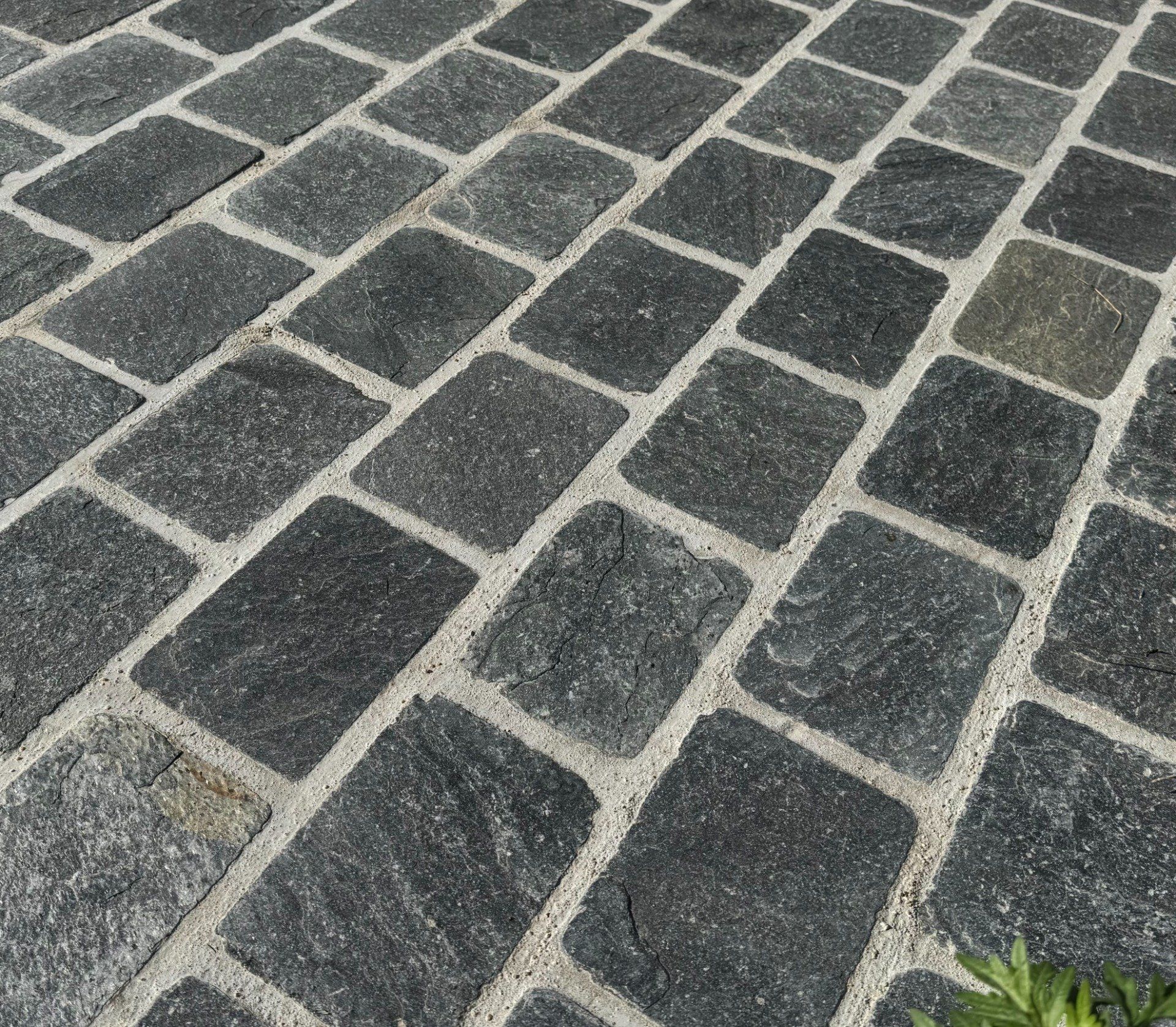 Pavé ardoise schiste Monsoon black 14/20 cm Ep. 2/3 cm - unité de vente : 1 m² pour 30 pavés