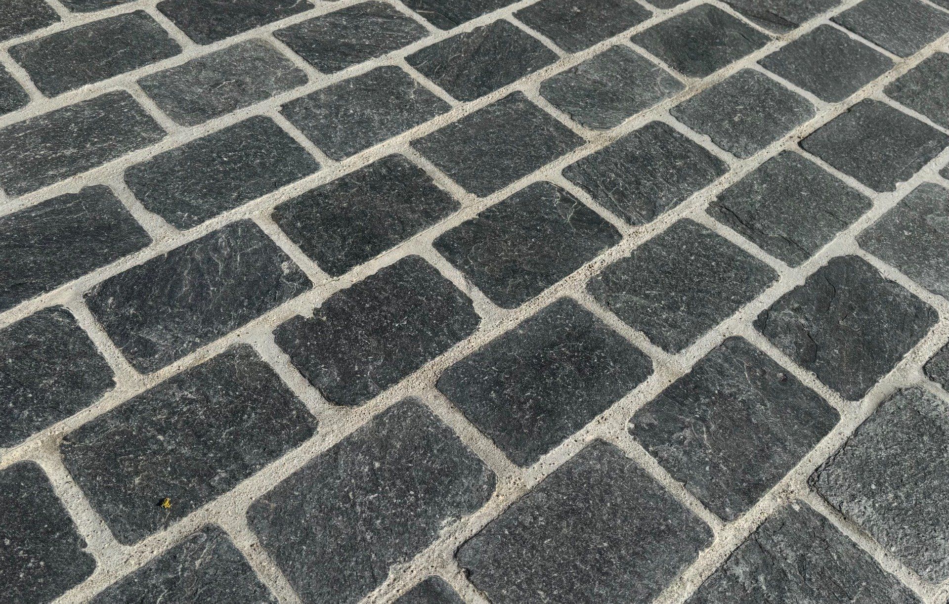 Pavé ardoise schiste Monsoon black 14/20 cm Ep. 2/3 cm - unité de vente : 1 m² pour 30 pavés