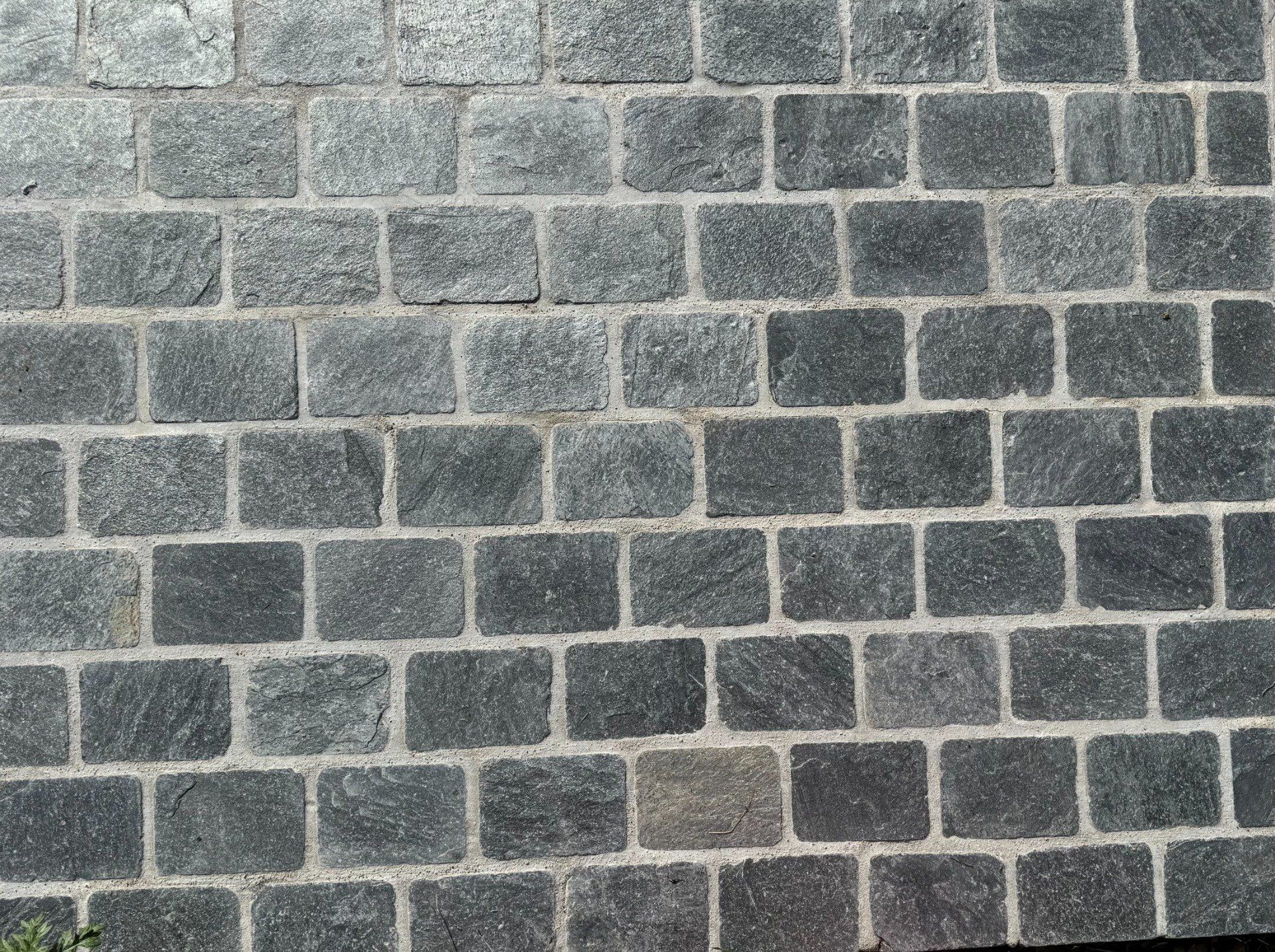 Pavé ardoise schiste Monsoon black 14/20 cm Ep. 2/3 cm - unité de vente : 1 m² pour 30 pavés