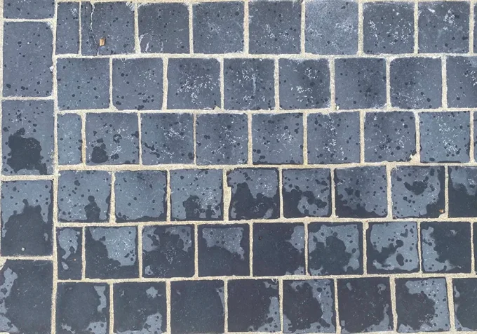 Pavés calcaire Taj'Black gris anthracite 14/14 cm Ep. 4/6 - unité de vente : 1 m² pour 42 pavés