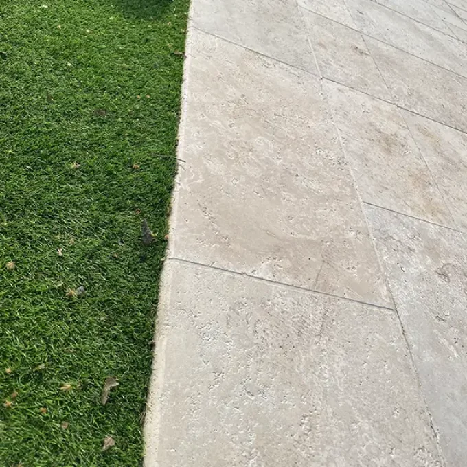 Margelle travertin 1er choix mix beige 33/100 cm Ep.3 cm - 1 bord arrondi 1 ml par unité de vente