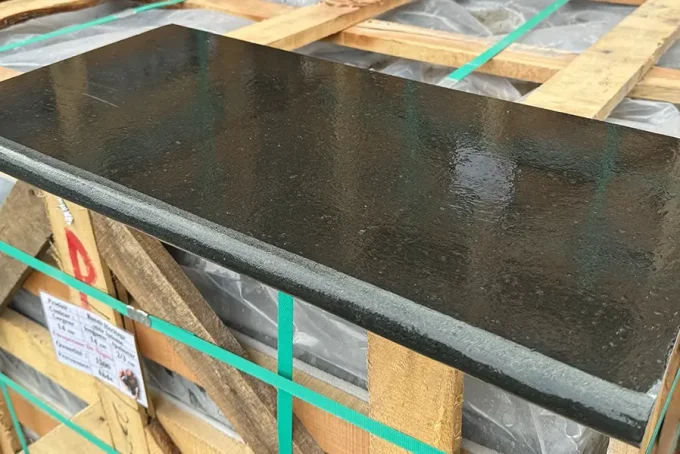 Margelle basalte noir intense 30/60 cm Ep. 3 cm - 1 bord arrondi - Unité de vente 0.60 ml