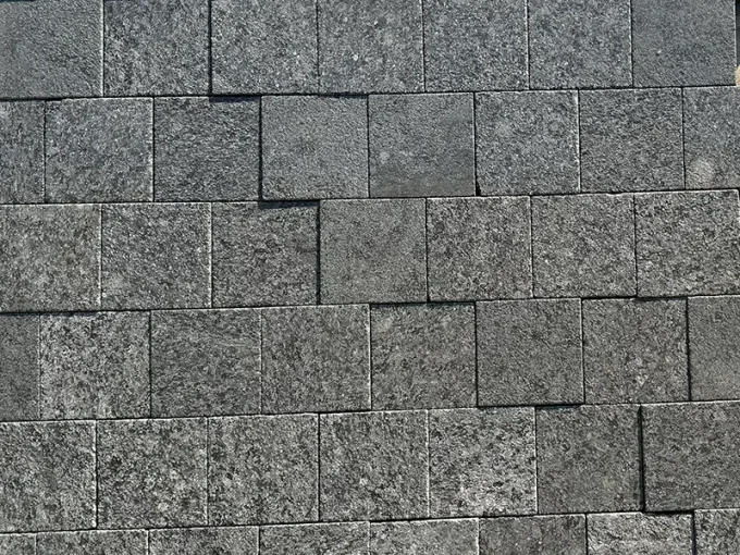 Pavé granit gris royal 14/14 cm Ep. 5 cm - unité de vente : 1 m² pour 44 pavés