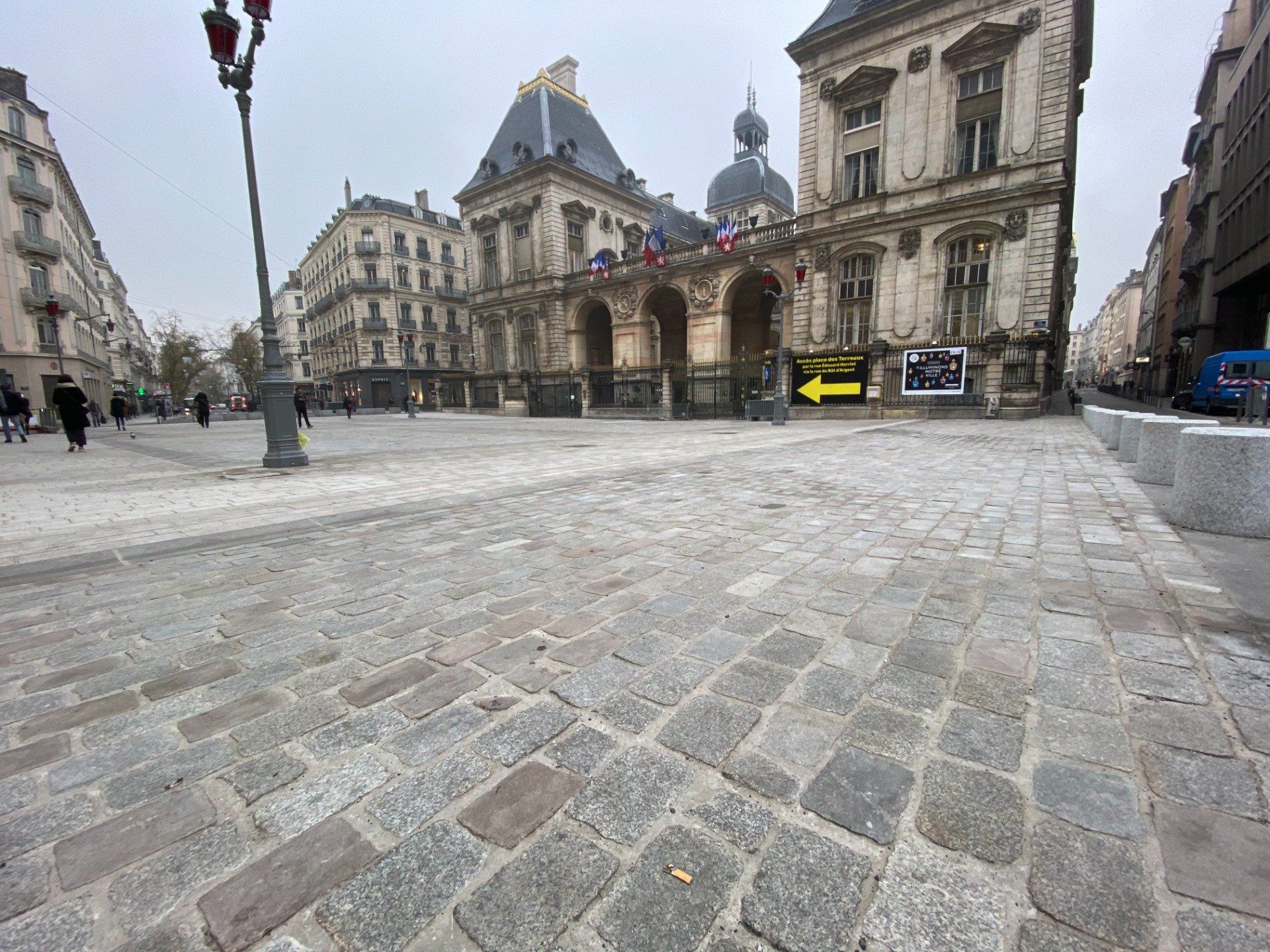 pave-place-de-la-comedie-lyon Pavés granit sciés de réemploi 14/20 cm ép. 2/5 cm - unité de vente 1m² (90 kg)