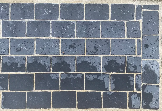 Pavés calcaire Taj'Black gris anthracite  14/20 cm Ep. 4/6 - unité de vente : 1 m² pour 30 pavés