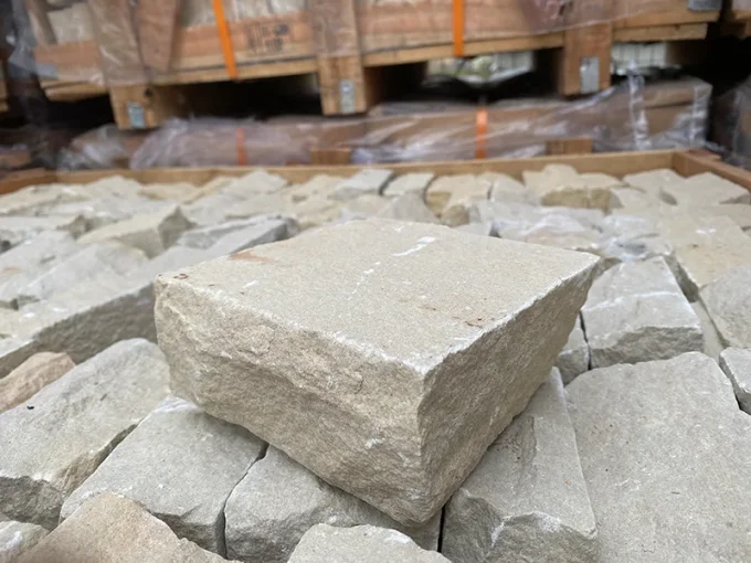 Pavés grès kandla Mint jaune blanc calcaire 14/14 cm Ep. 5/7  - unité de vente : 1 m² pour 42 pavés