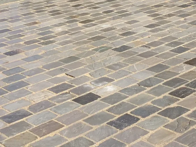 Pavés grès kandla Gris  14/20 cm Ep. 11/13 cm - unité de vente : 1 m² pour 30 pavés