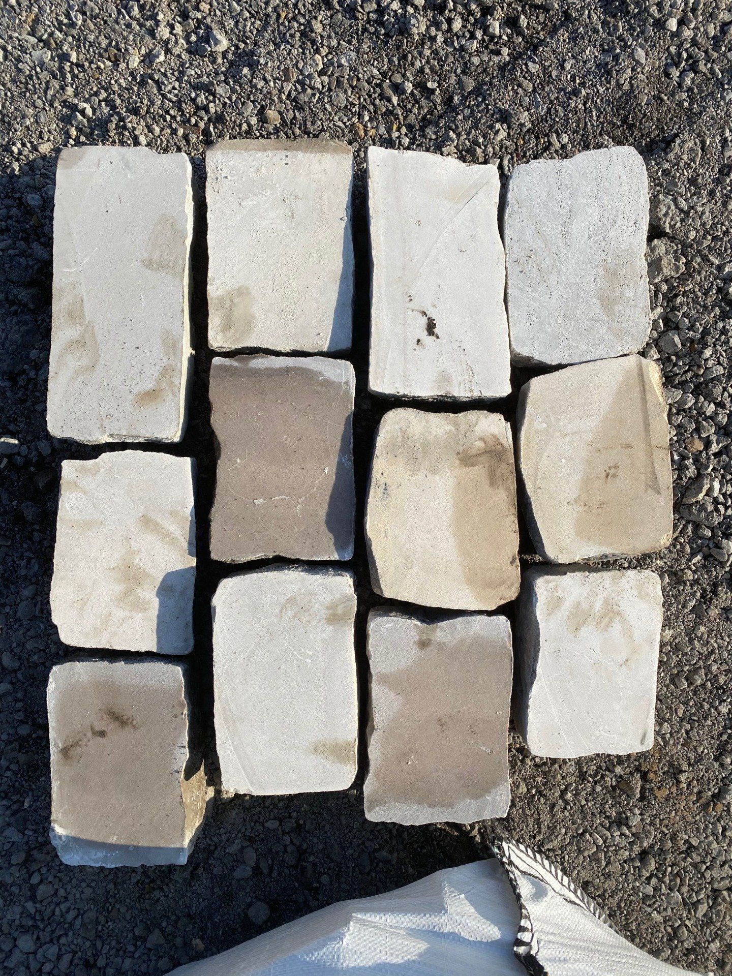 Pavés grès sciés de réemploi 14/20 cm ép. 6/8 cm - unité de vente 1m² (90 kg)