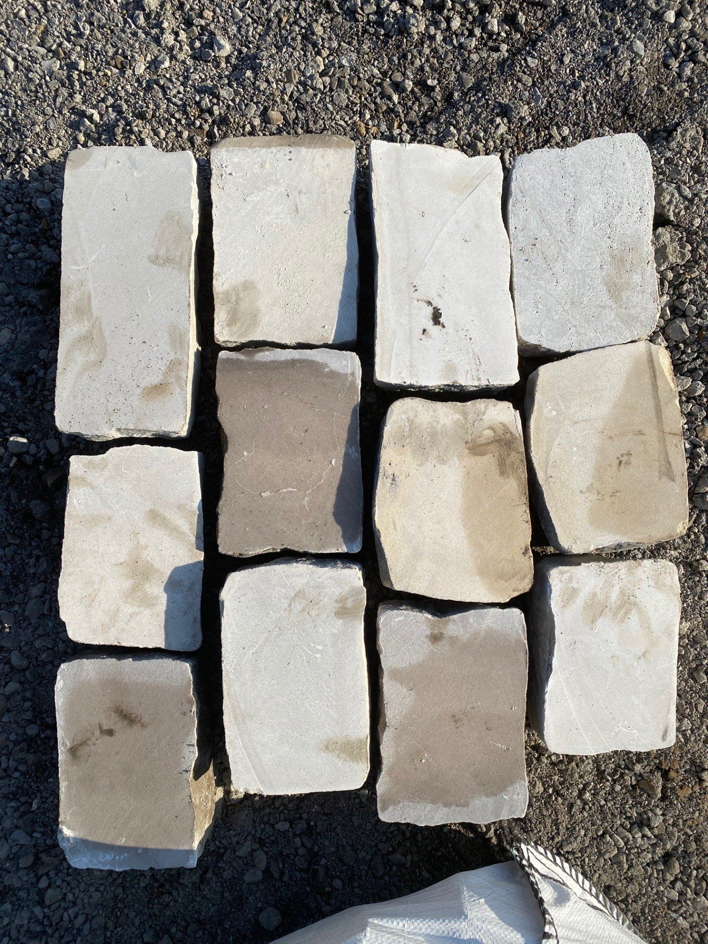 Pavés grès sciés de réemploi 14/20 cm ép. 2/5 cm - unité de vente 1m² (90 kg)