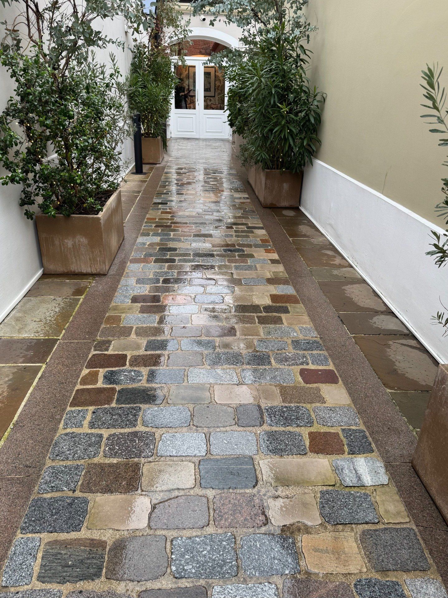 Pavés granit sciés de réemploi 14/20 cm ép. 6/8 cm - unité de vente 1m² (145 kg)