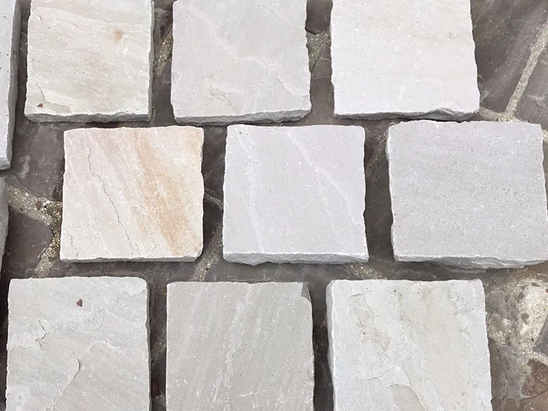 Pavés grès kandla white beige blanc rosé  14/14 cm Ep. 5/7 cm - unité de vente : 1 m² pour 42 pavés