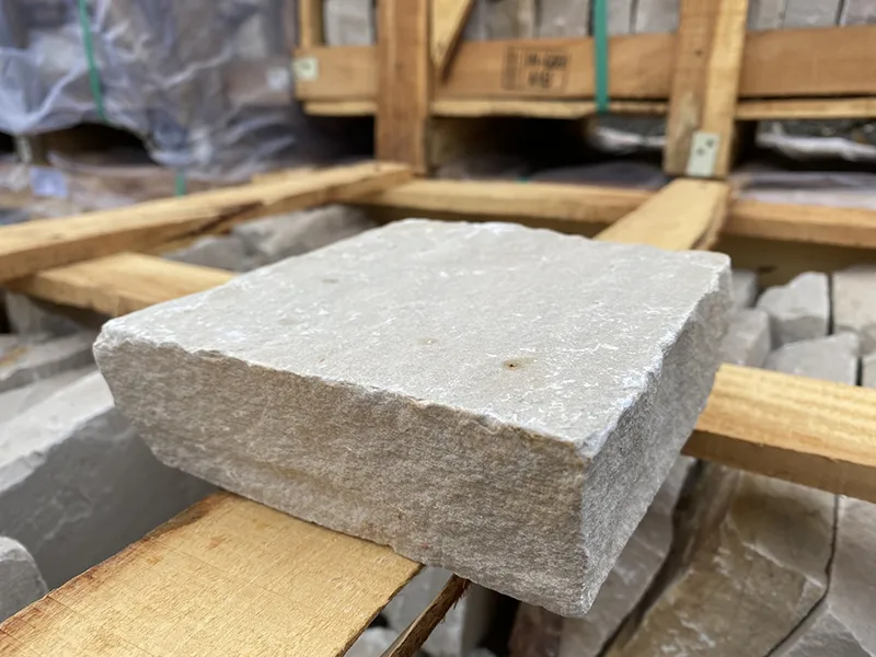 Pavés grès kandla white beige blanc rosé  14/14 cm Ep. 5/7 cm - unité de vente : 1 m² pour 42 pavés
