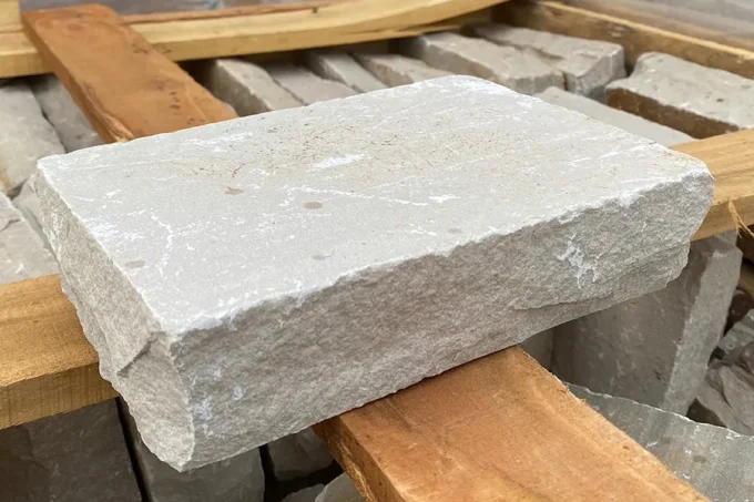 Pavés grès kandla white beige blanc rosé  14/20 cm Ep. 3/5 cm - unité de vente : 1 m² pour 30 pavés