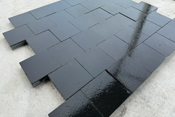 Pavé basalte noir intense 14/14 cm Ep. 2/3 cm - unité de vente : 1 m² pour 42 pavés