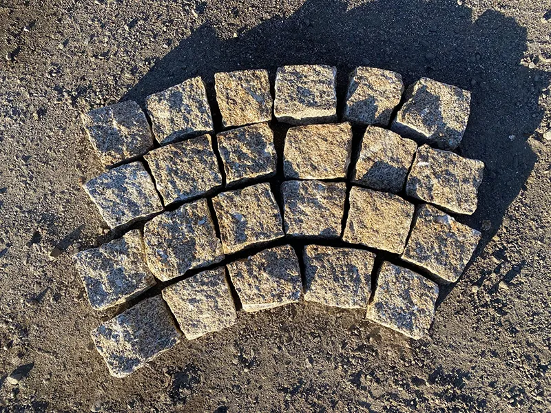 Pavé granit jaune beige 9/11 cm Ep. 4/6 cm - unité de vente : 1 m²