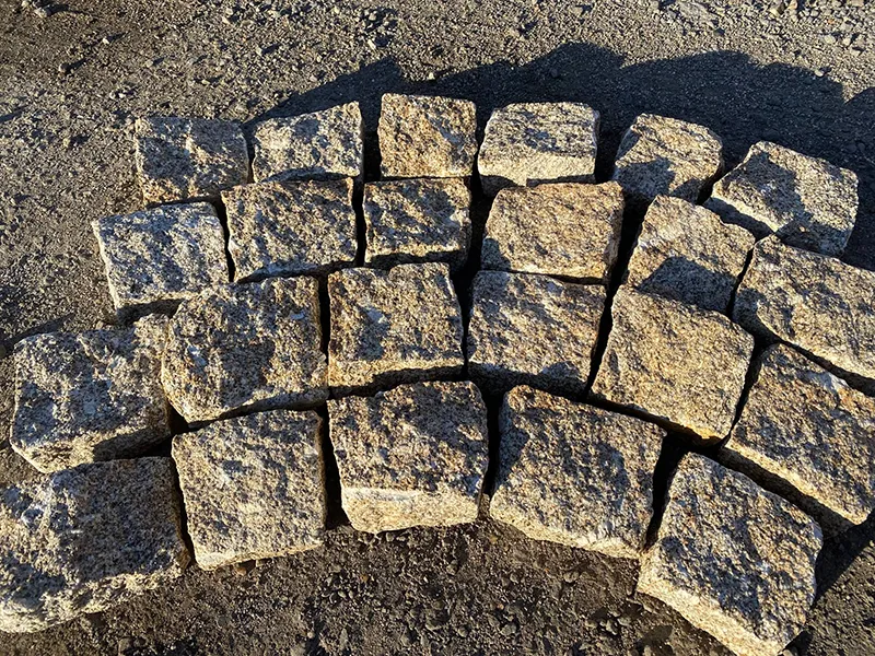 Pavé granit jaune beige 9/11 cm Ep. 4/6 cm - unité de vente : 1 m²
