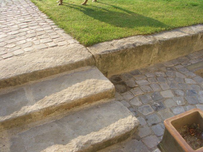 Bordure grès Fontainebleau de réemploi - longueur libre 40 à 110cm - hauteur 28/32cm - larg. 18/22cm