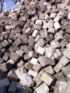 Pavés grès Fontainebleau de réemploi 14/20 ép. 14/16 cm - unité de vente 1m² ( 280 kg)